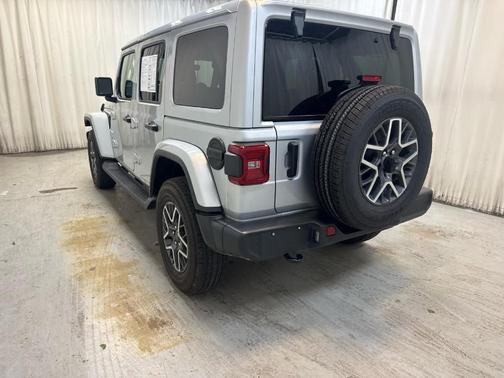 Silver Zynith Clearcoat 2024 Jeep Wrangler Sahara