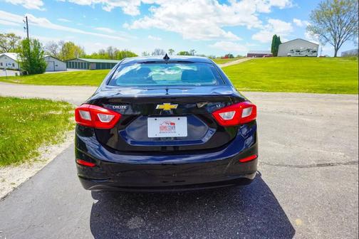 Mosaic Black Metallic 2017 Chevrolet Cruze LT