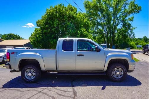 Pure Silver Metallic 2010 GMC Sierra 2500 SLE