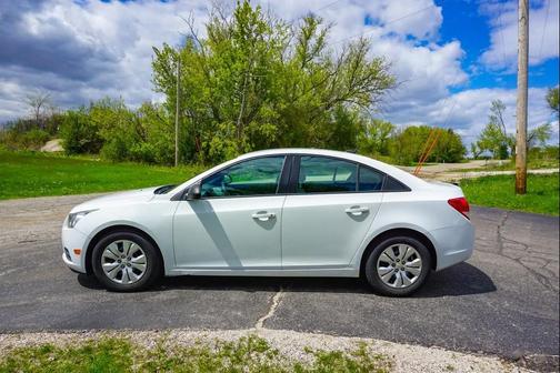 Summit White 2014 Chevrolet Cruze LS