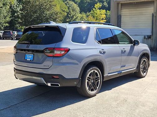 Sonic Gray Pearl 2026 Honda Pilot Touring 8-Passenger