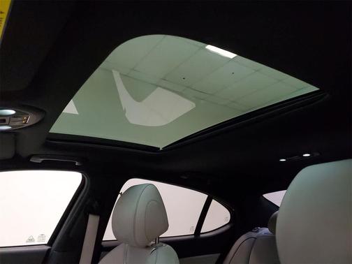 2022 Genesis G70 2.0T RWD