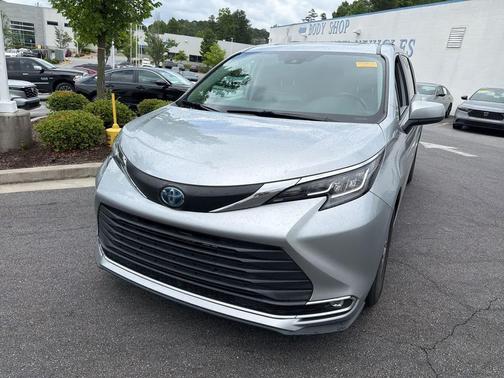 Celestial Silver Metallic 2023 Toyota Sienna XLE