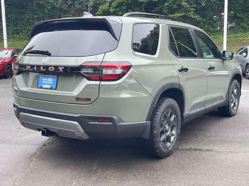 Ash Green Metallic 2026 Honda Pilot TrailSport