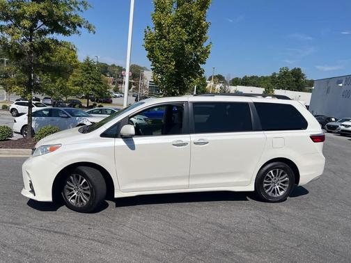 2019 Toyota Sienna XLE