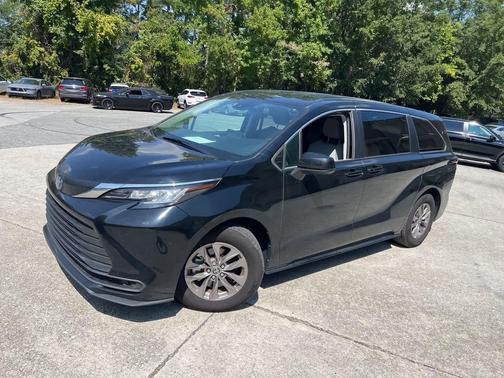 2023 Toyota Sienna LE
