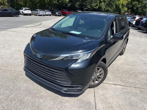 2023 Toyota Sienna LE