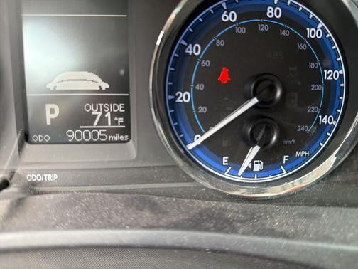 Super White 2018 Toyota Corolla LE