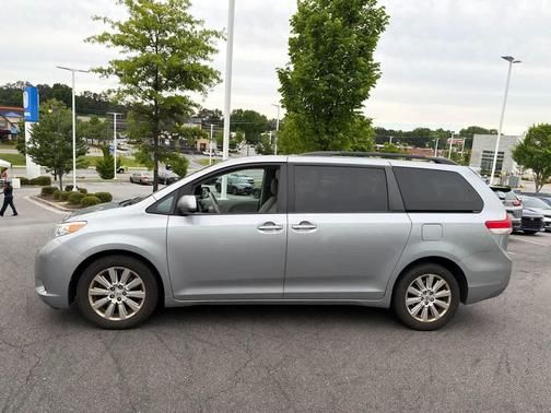 Silver Sky Metallic 2013 Toyota Sienna XLE