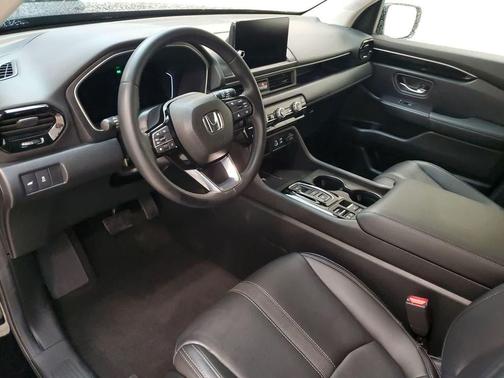 Crystal Black Pearl 2024 Honda Pilot EX-L 7 Passenger
