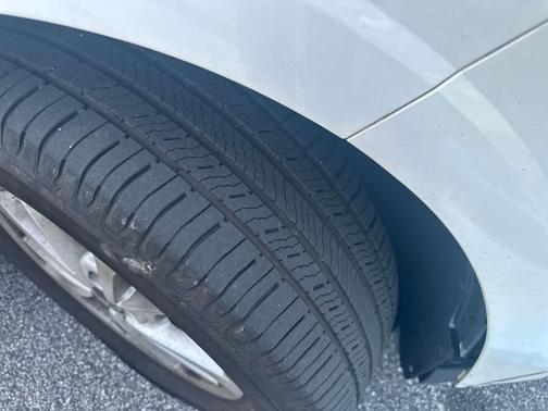 Snow White Pearl 2024 Kia Carnival LX