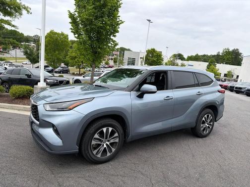 Moon Dust 2023 Toyota Highlander XLE