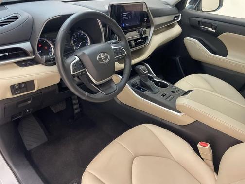 Wind Chill Pearl 2023 Toyota Highlander XLE