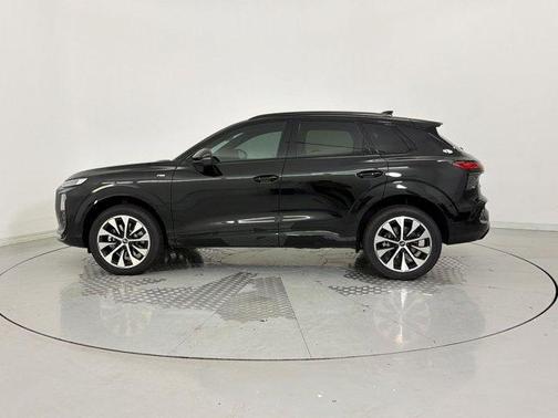 Mythos Black Metallic 2026 Audi Q3 TFSI quattro S tronic