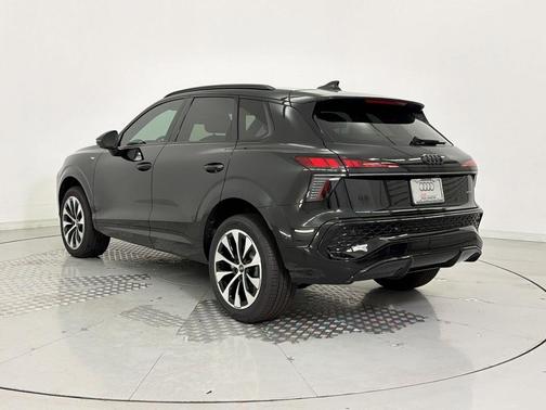 Mythos Black Metallic 2026 Audi Q3 TFSI quattro S tronic