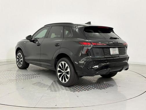 Mythos Black Metallic 2026 Audi Q3 TFSI quattro S tronic