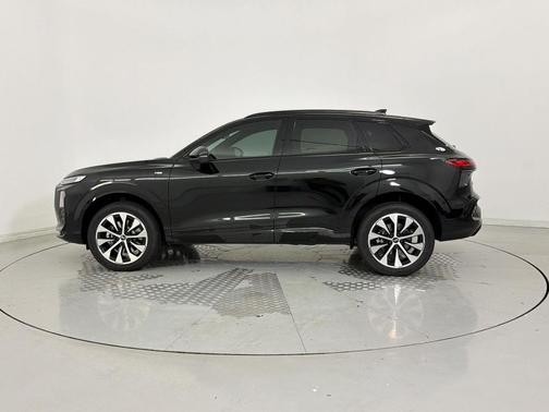 Mythos Black Metallic 2026 Audi Q3 TFSI quattro S tronic