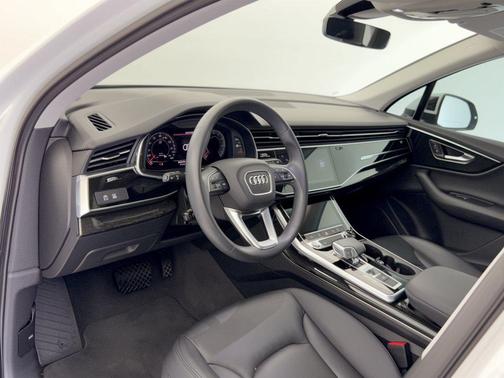 Glacier White Metallic 2023 Audi Q7 45 Premium