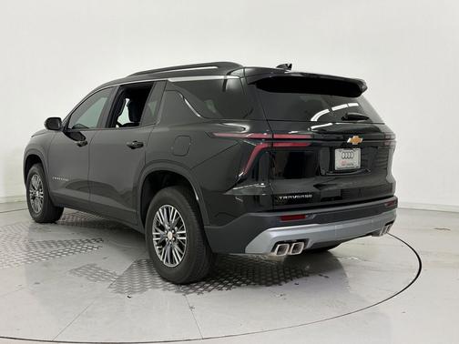 Mosaic Black Metallic 2026 Chevrolet Traverse LT