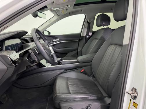 2022 Audi e-tron Premium Plus