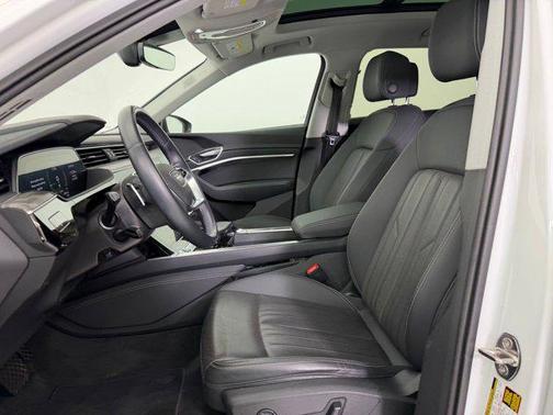 2022 Audi e-tron Premium Plus