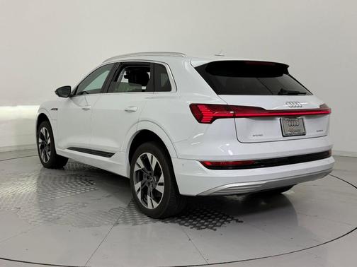 2022 Audi e-tron Premium Plus