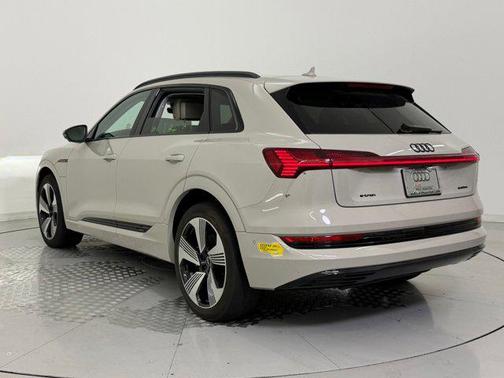 2022 Audi e-tron Premium Plus