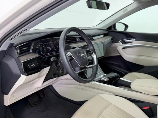 2022 Audi e-tron Premium Plus