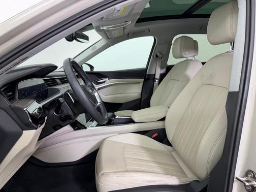 2022 Audi e-tron Premium Plus