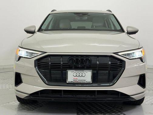 2022 Audi e-tron Premium Plus