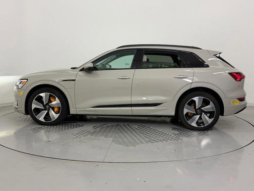 2022 Audi e-tron Premium Plus