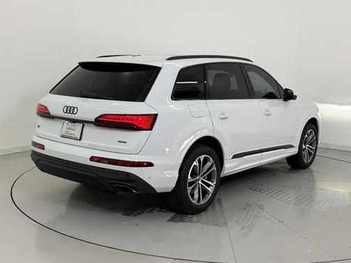 2025 Audi Q7 45 Premium Plus