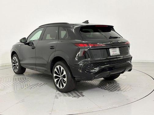 Mythos Black Metallic 2026 Audi Q3 TFSI quattro S tronic