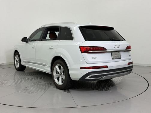 Glacier White Metallic 2023 Audi Q7 55 Premium
