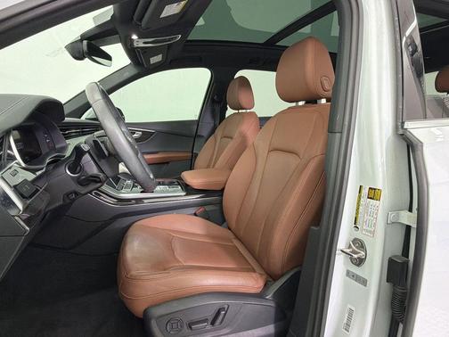 Glacier White Metallic 2023 Audi Q7 55 Premium