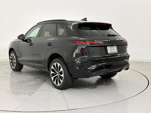 Mythos Black Metallic 2026 Audi Q3 TFSI quattro S tronic