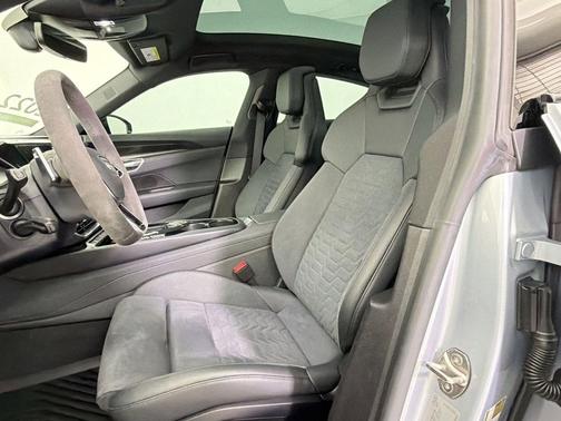 Florett Silver Metallic 2022 Audi e-tron GT Premium Plus