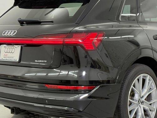 Mythos Black Metallic 2021 Audi e-tron Prestige