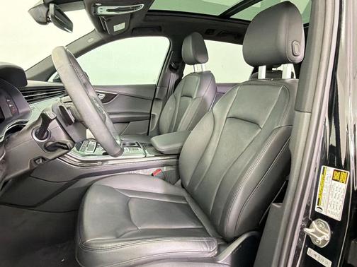 Mythos Black Metallic 2023 Audi Q7 45 Premium