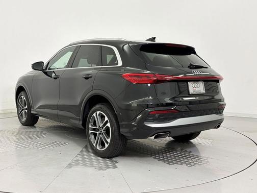 Mythos Black Metallic 2025 Audi Q5 Premium TFSI quattro S tronic