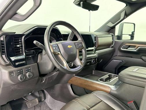 Iridescent Pearl Tricoat 2024 Chevrolet Silverado 2500 High Country