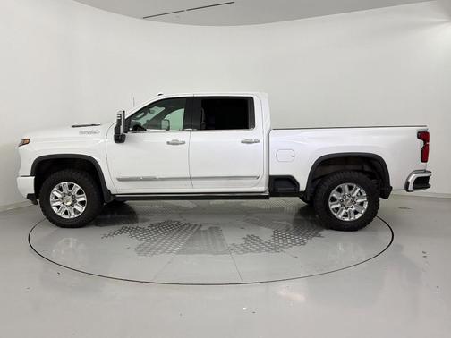 Iridescent Pearl Tricoat 2024 Chevrolet Silverado 2500 High Country