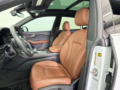 Glacier White Metallic 2023 Audi Q8 55 Premium