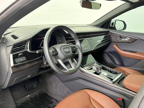 Glacier White Metallic 2023 Audi Q8 55 Premium