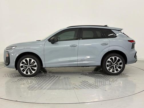 Arrow Gray Pearl Effect 2026 Audi Q3 TFSI quattro S tronic