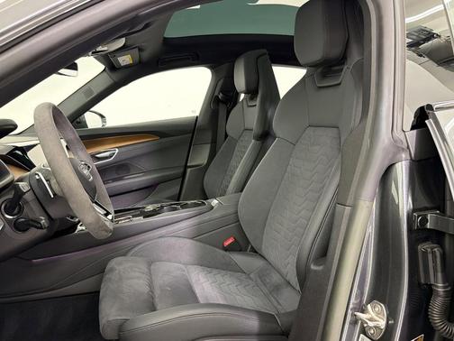 Daytona Gray Pearl Effect 2023 Audi e-tron GT Prestige quattro