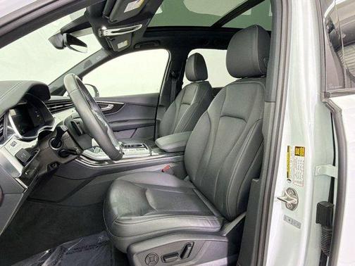 Glacier White Metallic 2025 Audi Q7 55 Premium Plus