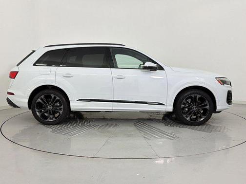 Glacier White Metallic 2025 Audi Q7 55 Premium Plus