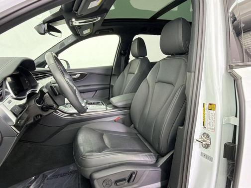 Glacier White Metallic 2025 Audi Q7 55 Premium Plus