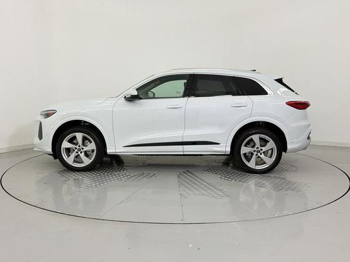 Glacier White Metallic 2026 Audi Q5 Premium Plus TFSI quattro S tronic